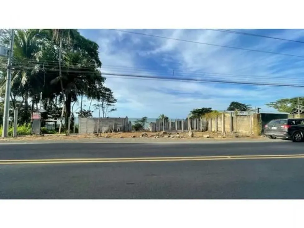 DESCRIPTION DETALLADA: Lot located in the village of Cangrejos, on main street, bordering on the straight of the Caribbean ...