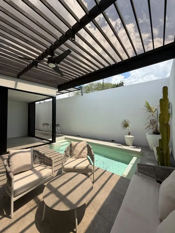 Se alquila lujosa y amplia casa con piscina ubicada en SANTA ANA