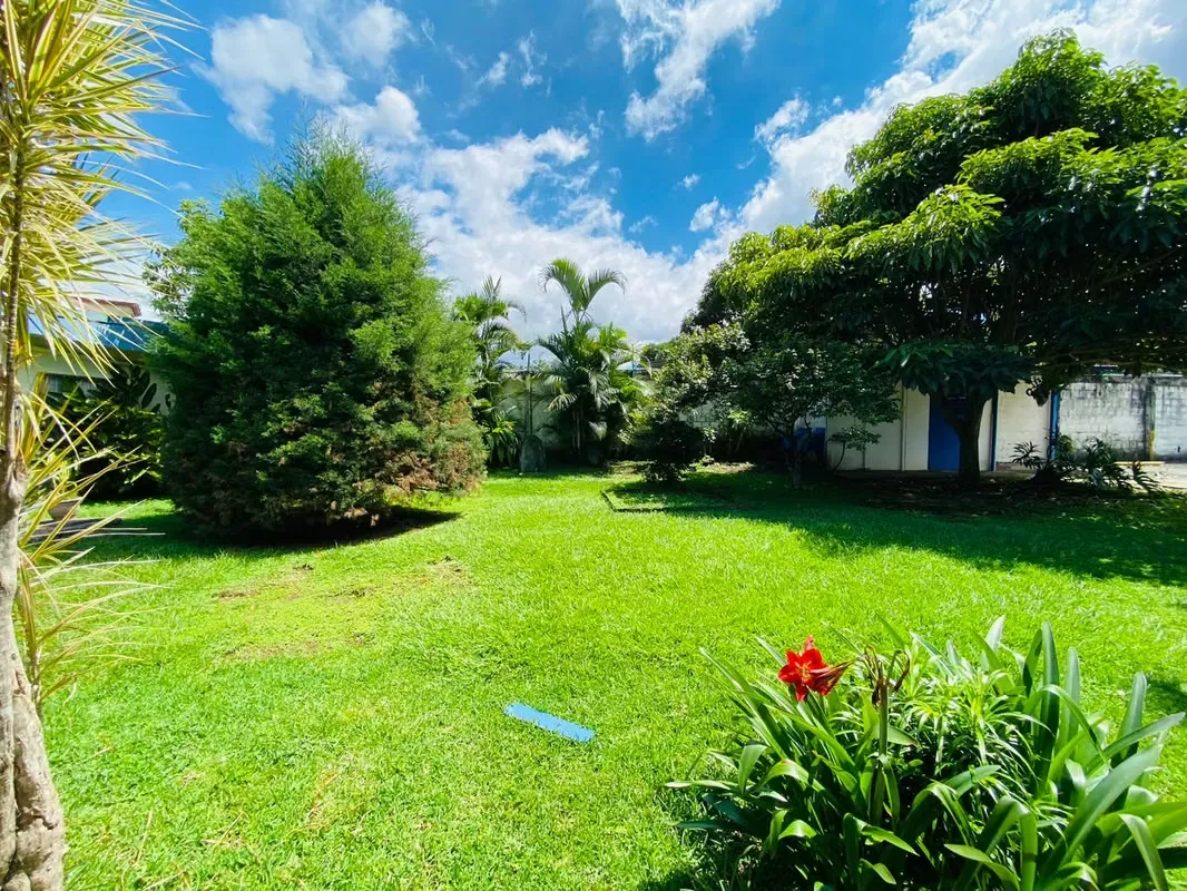 Property with construction of more than 60 years. Facing street with traffic.