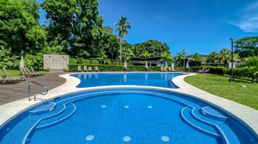 We have in PRE_SALE the fourth stage of this wonderful condominium, located just 300 meters northeast of Plaza Herradura, 5 minutes from Herradura beach and only 5 ...