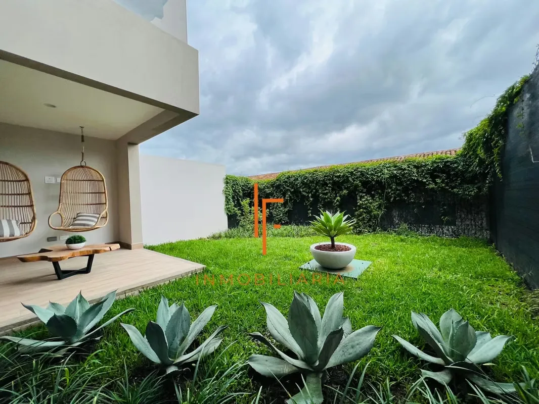 House in Montes de Oca best Location near schools, supermarkets and easy access.