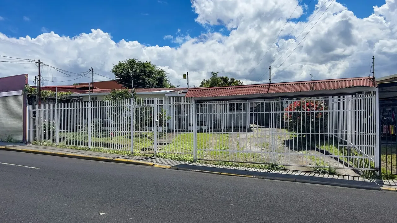 Se vende amplia propiedad en Moravia (FE).