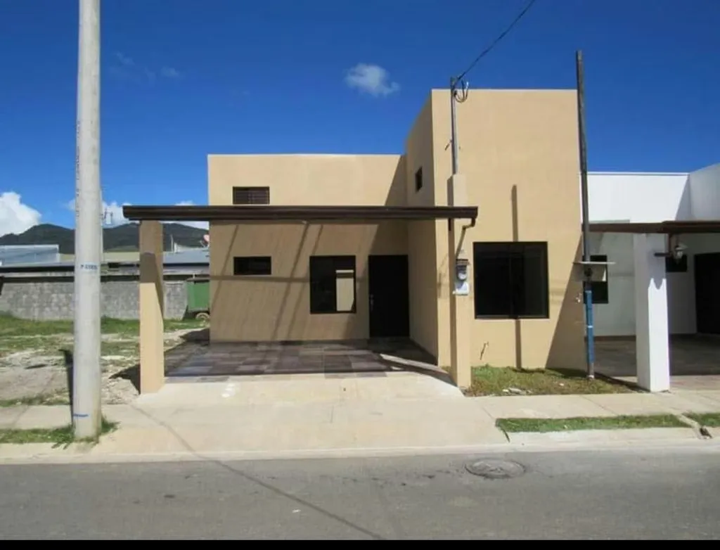 Casa de una planta, 3 dormitorios ( principal con walking closet y baño),un baño adicional, sala, comedor, cocina, ...