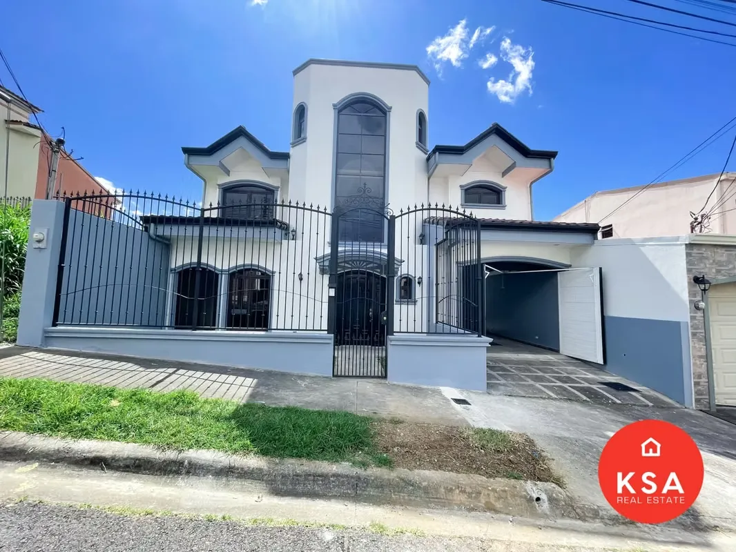 A beautiful house is sold in the area of Tres Rios. The house is ideal for those looking for a cozy and safe environment.
