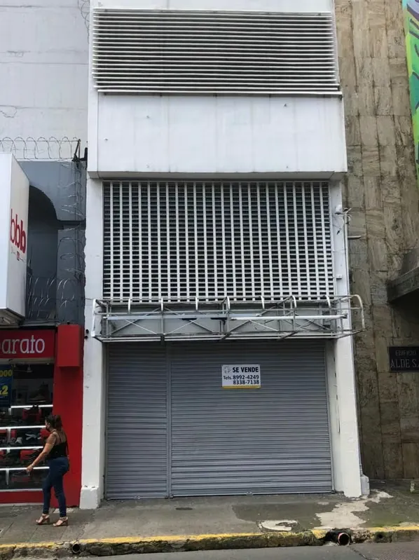 Three-storey building, each floor has its respective bathrooms. 170 m2 in each plant approximately.