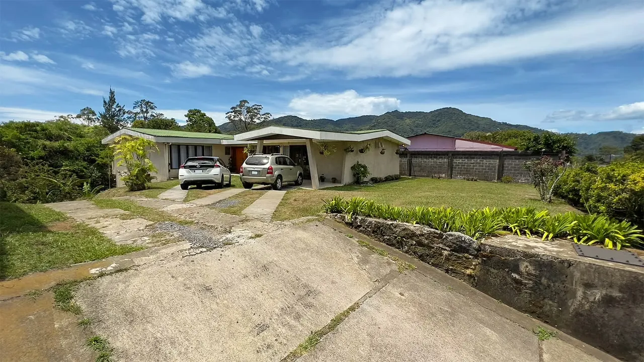 Se vende amplia casa independiente, La Unión, Tres Ríos (FE).