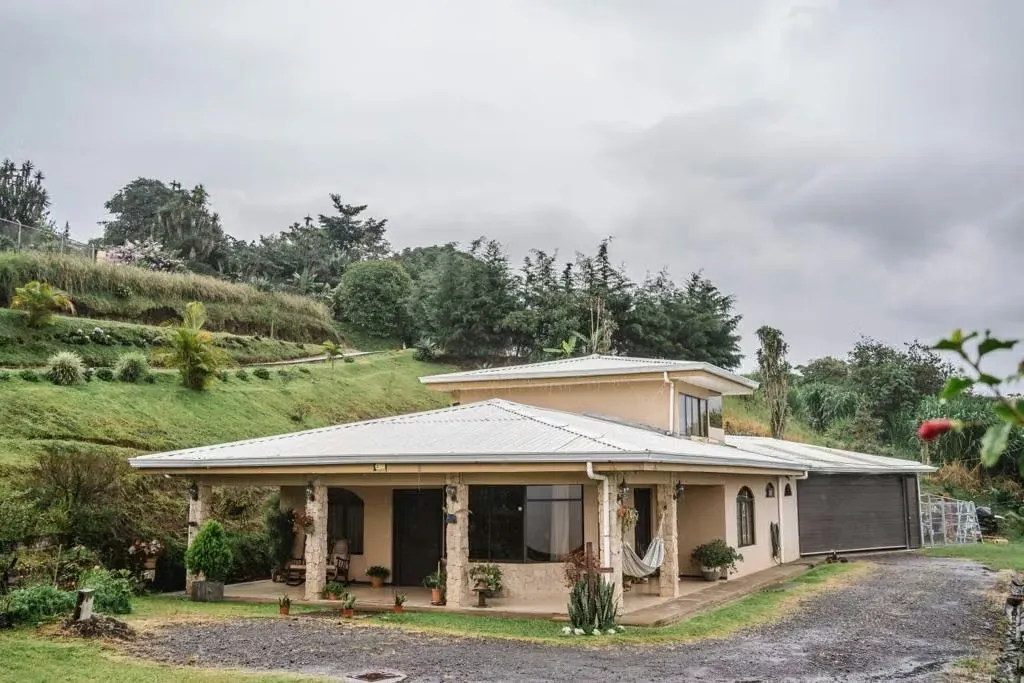 Casa en venta en Naranjo, con jacuzzi, increíbles vistas, zona tranquila y clima fresco
