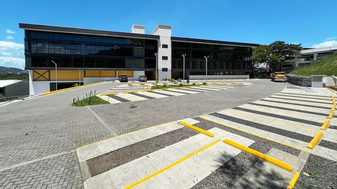 Se alquila edificio para oficinas o empresa en Pozos, Santa Ana (FE).