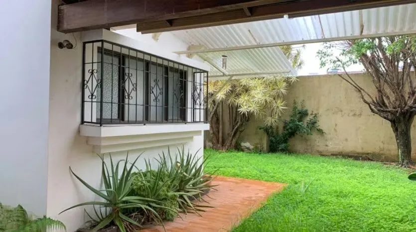 Spacious residence for sale in Sabana Oeste, ideal for residence or commercial investment