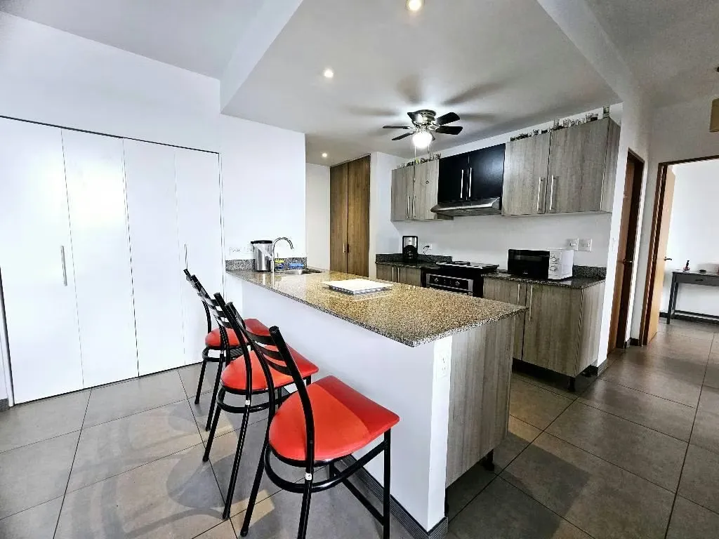 Vendo apartamento en edificio en Sabanilla de Montes de Oca