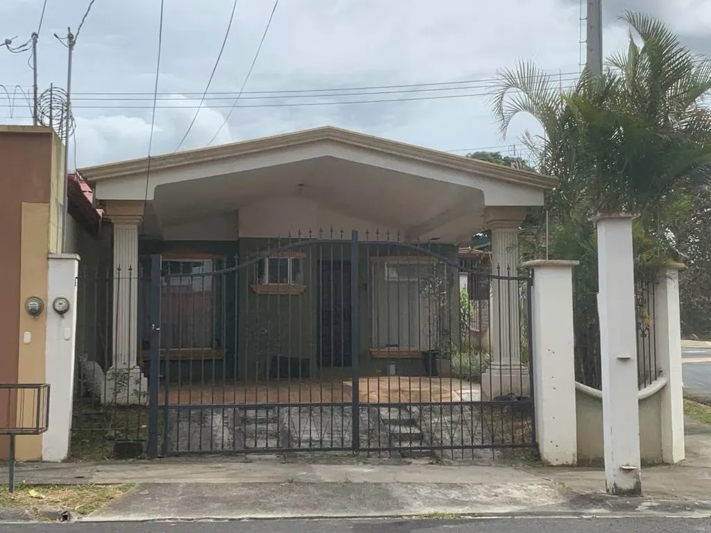 VENTA de casa esquinera - una planta - uso de suelo mixto en Residencial Vistas del Este, Tres Ríos