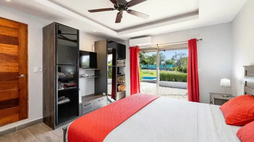 In Tamarindo, an excellent investment opportunity. This modern property consists of two luxurious houses with 3 bedrooms each and two new apartments. Located a few minutes ...