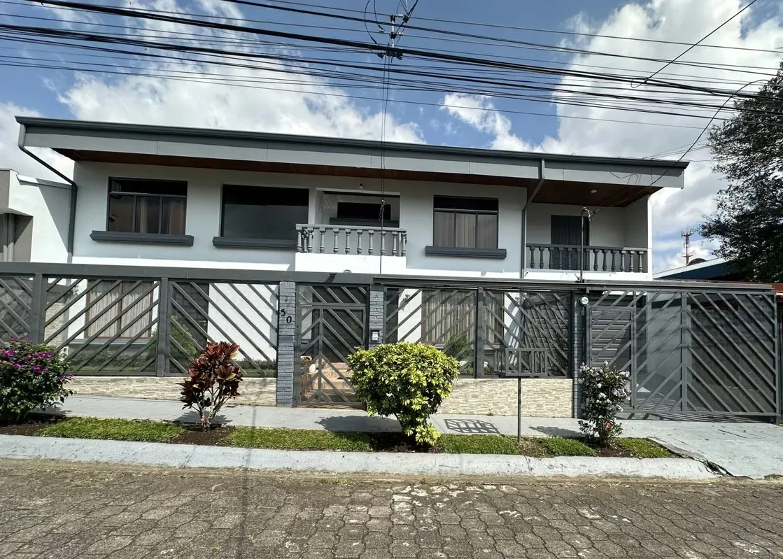VENTA de casa en residencial private/seguridad/ 5 rooms in Santa Marta, Montes de Oca