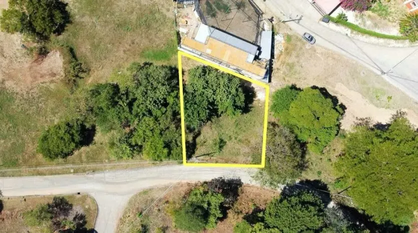Ready to build! With letters of water and electricity. A few minutes from Playa Tamarindo, Playa Langosta, Playa Grande and much more! Excellent location very central and ...