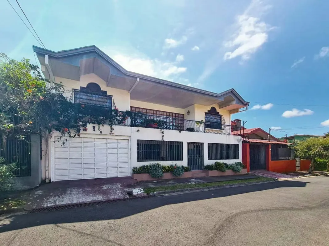 Se vende propiedad c/2 casas y 1 apartamento, San Pablo, Heredia (FE).