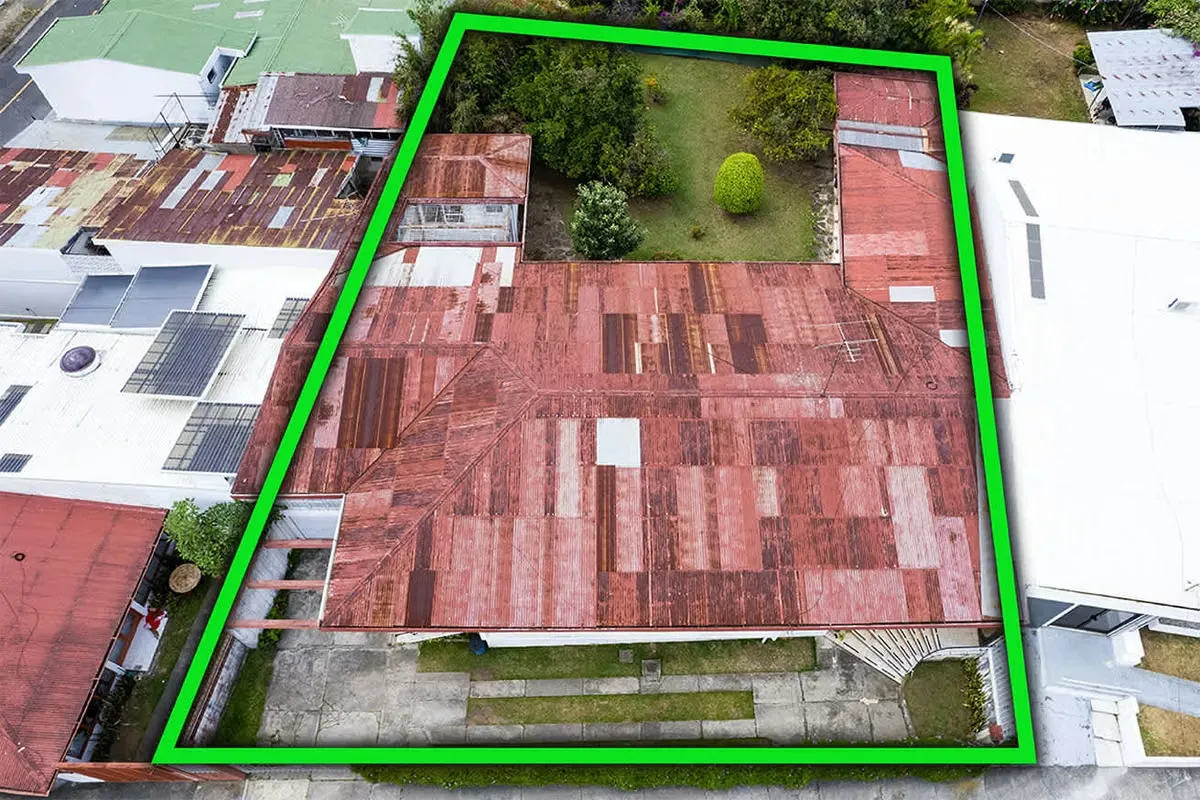 Se vende Terreno para desarrollo con construcción en Los Yoses (FE).