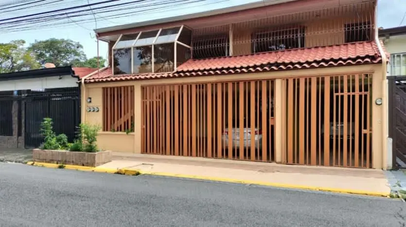 Cost-effective investment in Rohrmoser, property sale with 4 apartments and house, all rented. Excellent performance!
