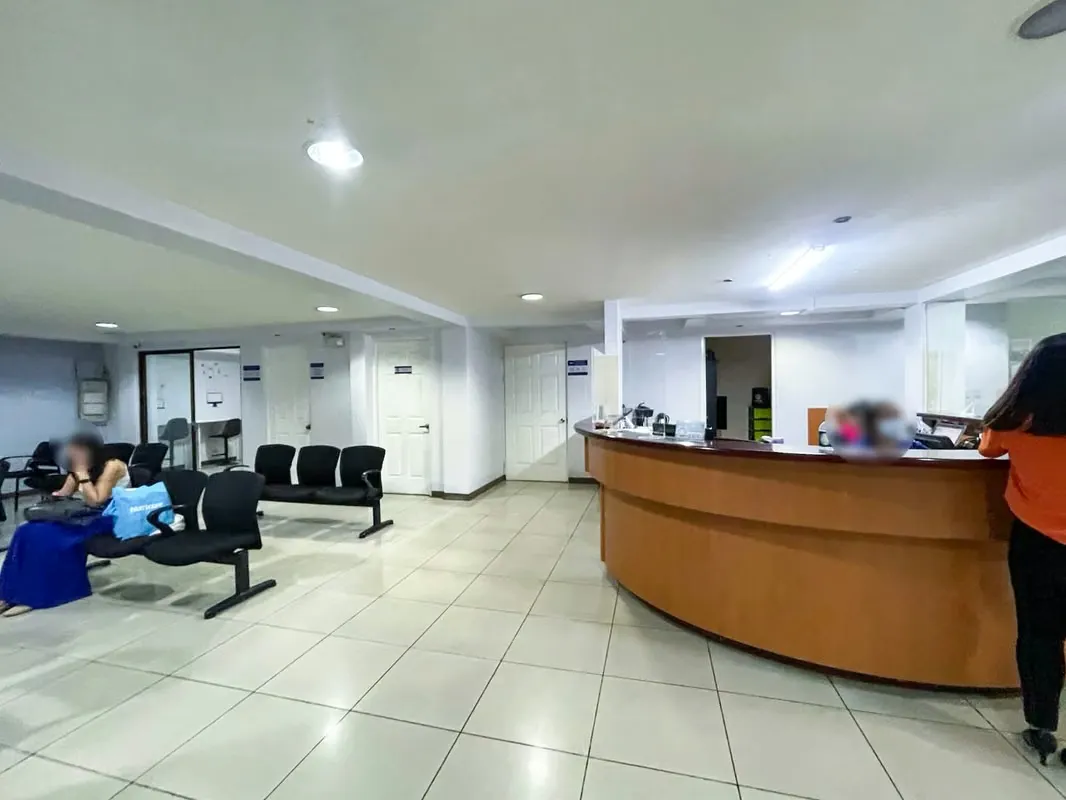 Se alquilan consultorios médicos cerca del Hosp. de Niños (AD).