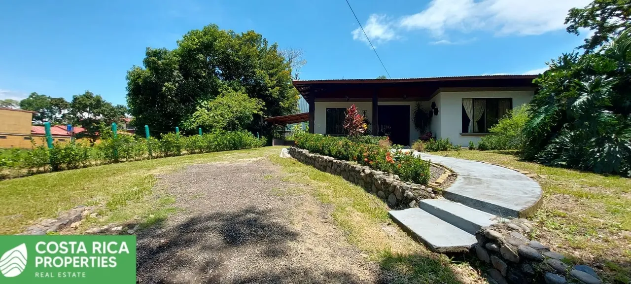 Casa en venta en Atenas, con terrazas, árboles frutales, riachuelo