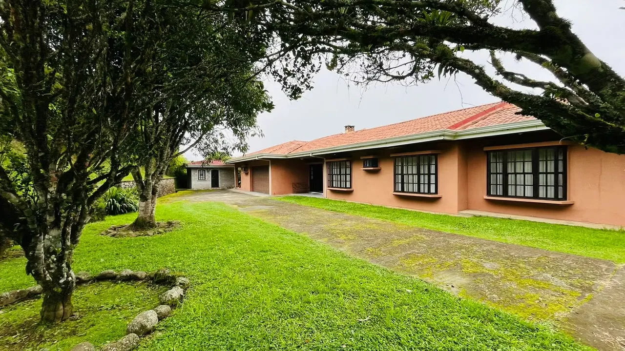 Venta. Coronado. Propiedad con árboles frutales y hermosa vegetación.