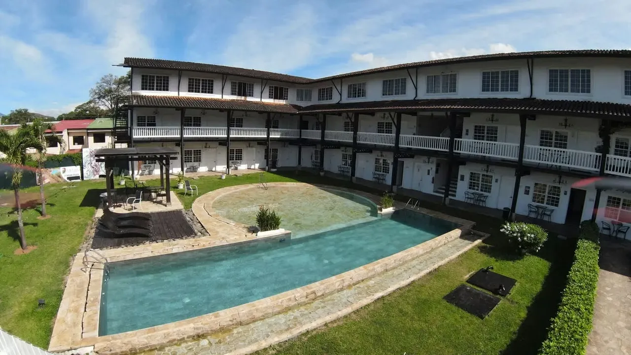 Hotel de 47 Habitaciones en Santa Ana con Excelente Rentabilidad ID 12513