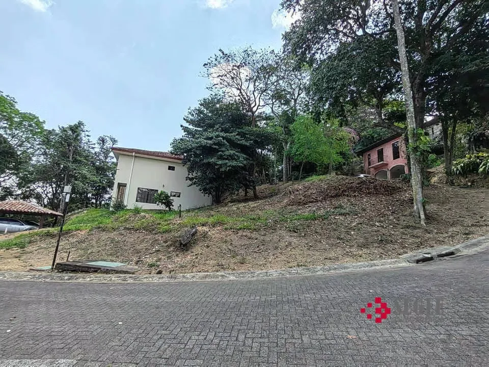 lot located in Brazil de Mora, in Condominio Hacienda Los Maderos, a very quiet and safe place to live, surrounded by forest, with beautiful view, with underground ...