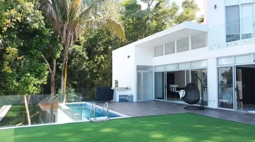 House for sale in Punta Leone with Pool