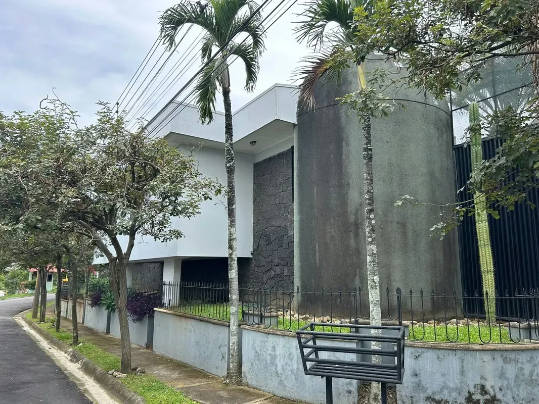 CRISTAL URUCA AMPLIA CASA DE UNA PLANTA CON PISCINA #1137