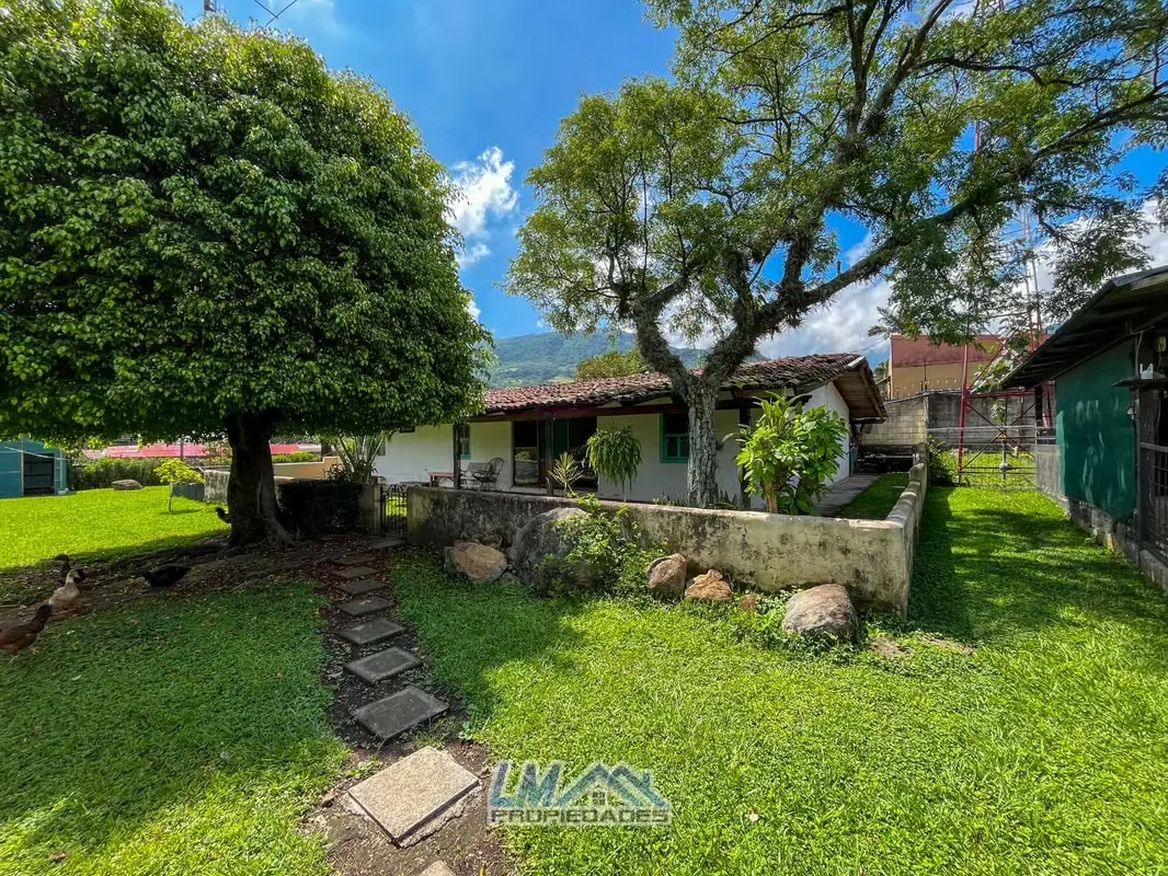 Venta. Santa Ana Centro. Propiedad resindecial con dos casas.