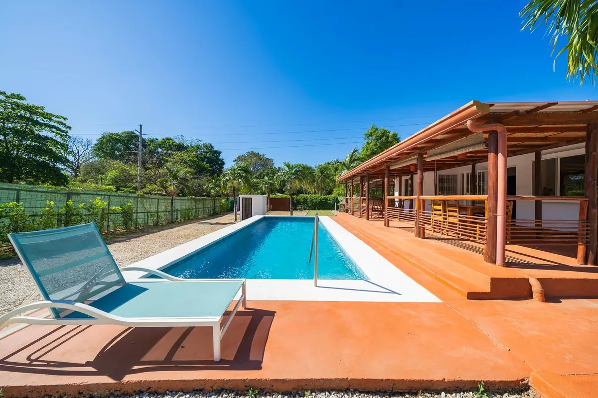 Casa de 2 Habitaciones con Piscina y Lote Amplio – Cerca de Playas y Aeropuertos
