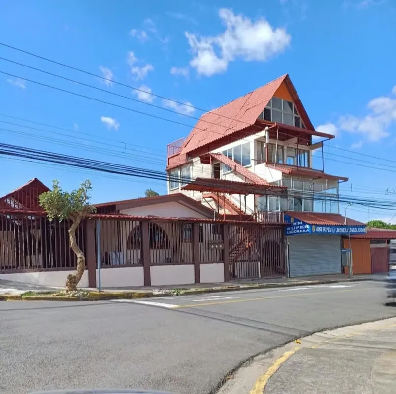 Located in the heart of Desamparados, this newly remodeled property is perfect for those looking for versatility and comfort. With 280 m2 ...