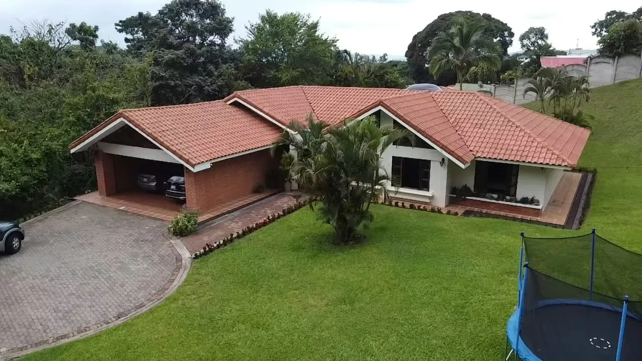 Casa en venta en Grecia, con piscina, rancho, pozo agua