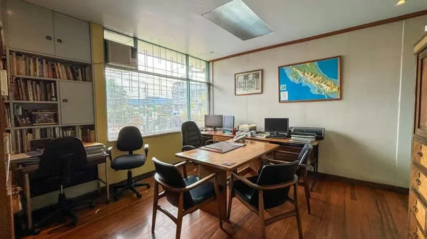 Venta de propiedad para oficinas en Barrio Francisco Peralta