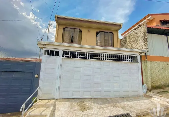 Casa de 2 pisos ubicada en Mozotal en el Residencial Veredas