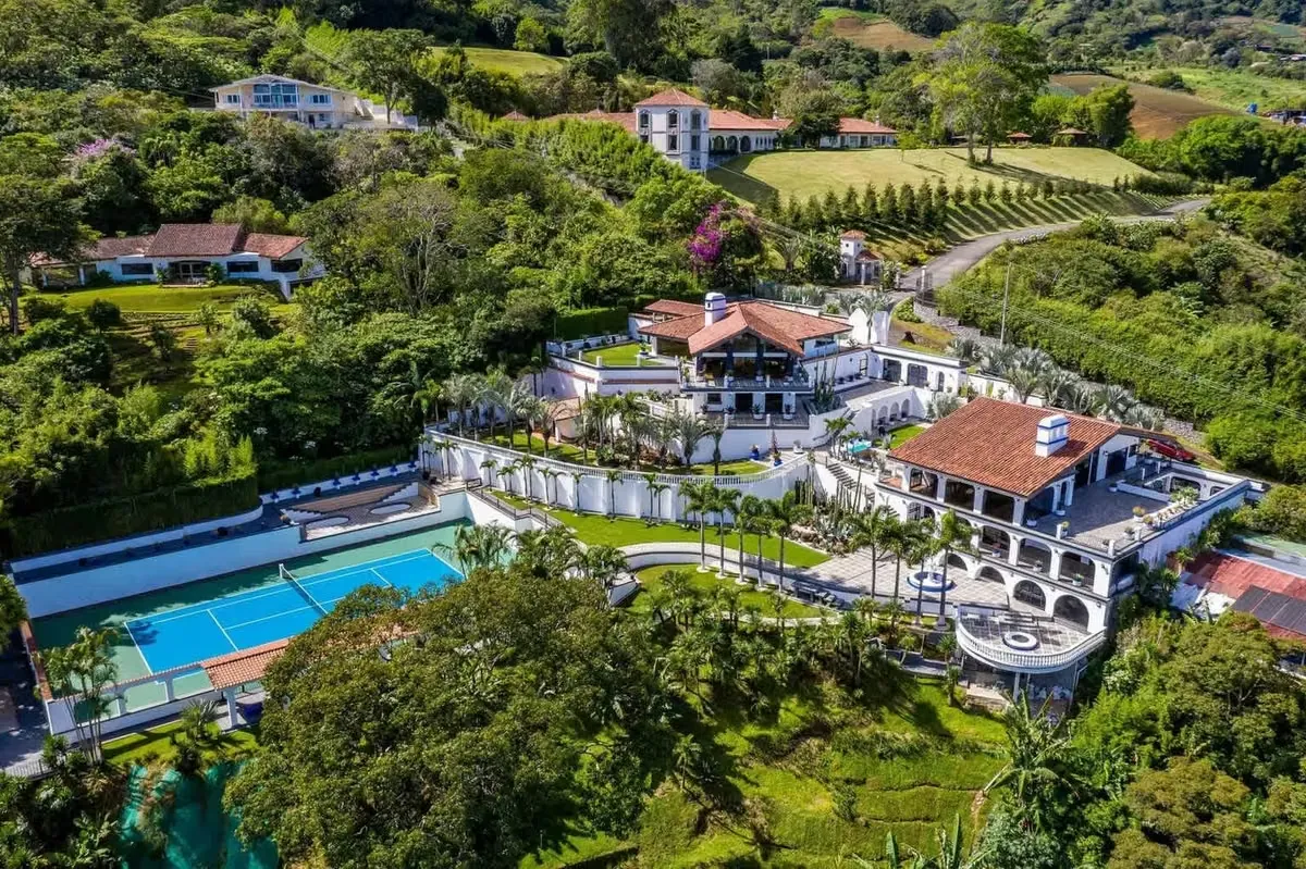 Venta Casa en San Antonio de Escazú.  Exclusividad y confort maximo!