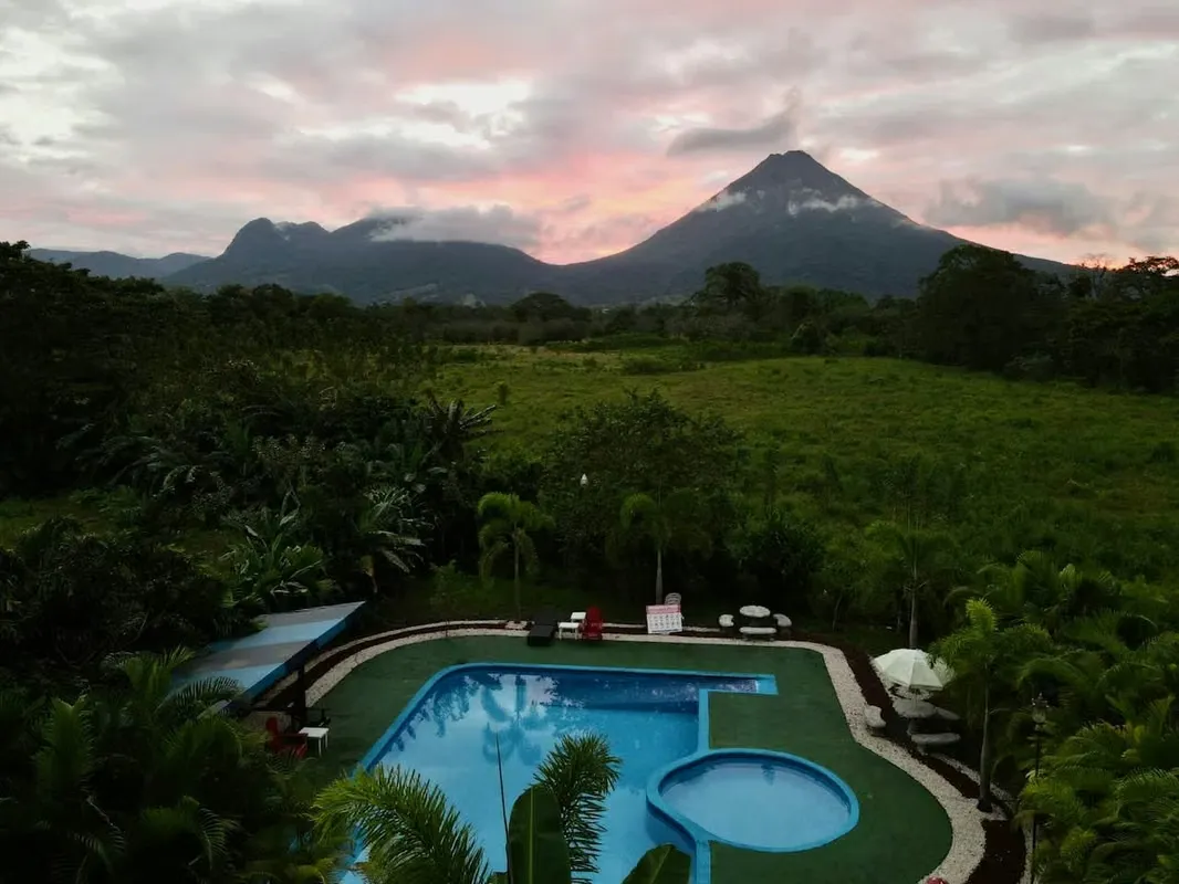Venta HOTEL La Fortuna linda vista al volcán