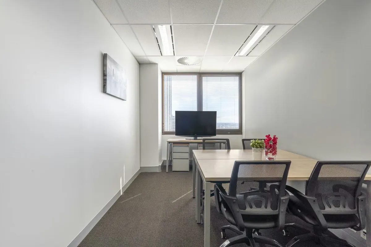 Office space in rent for 3 people in San Jose, Nucleo