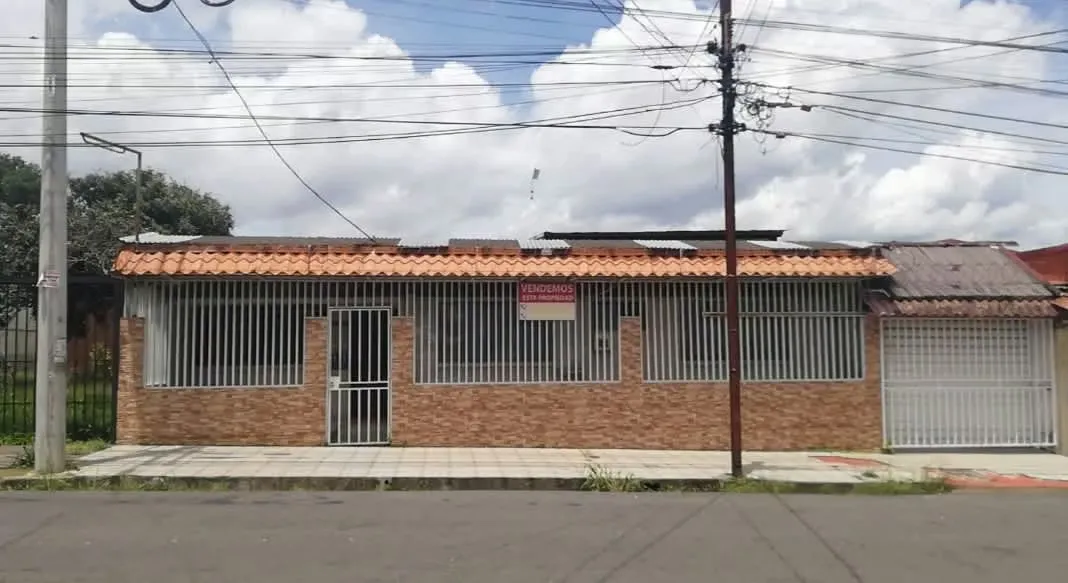 1. The property is located in a strategic location 500 metres from the centre of Tibás.