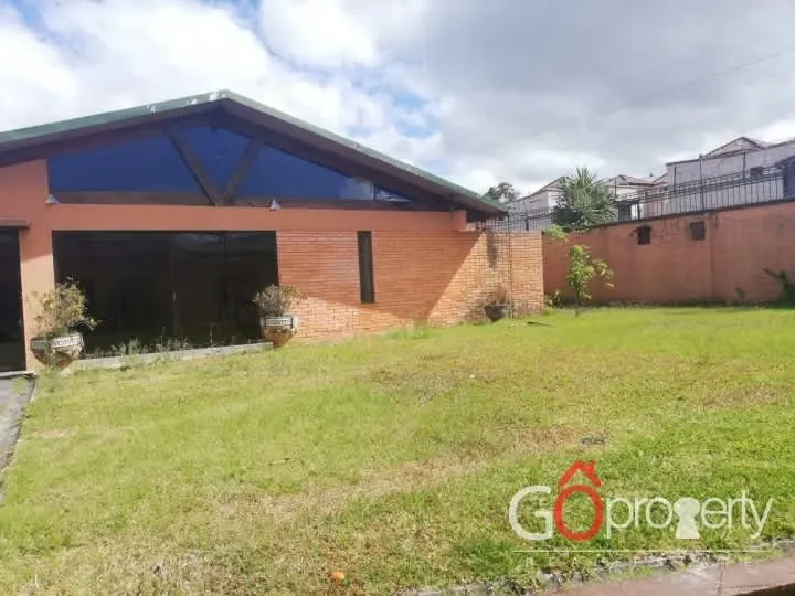 Venta de Casa Amplia en Lomas de Ayarco ID 3557