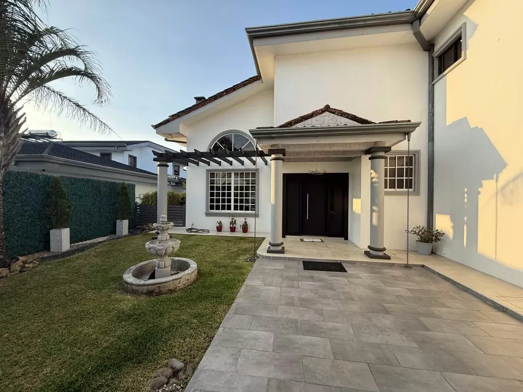 Venta de Casa en Residencial cerrado en San Isidro de Heredia