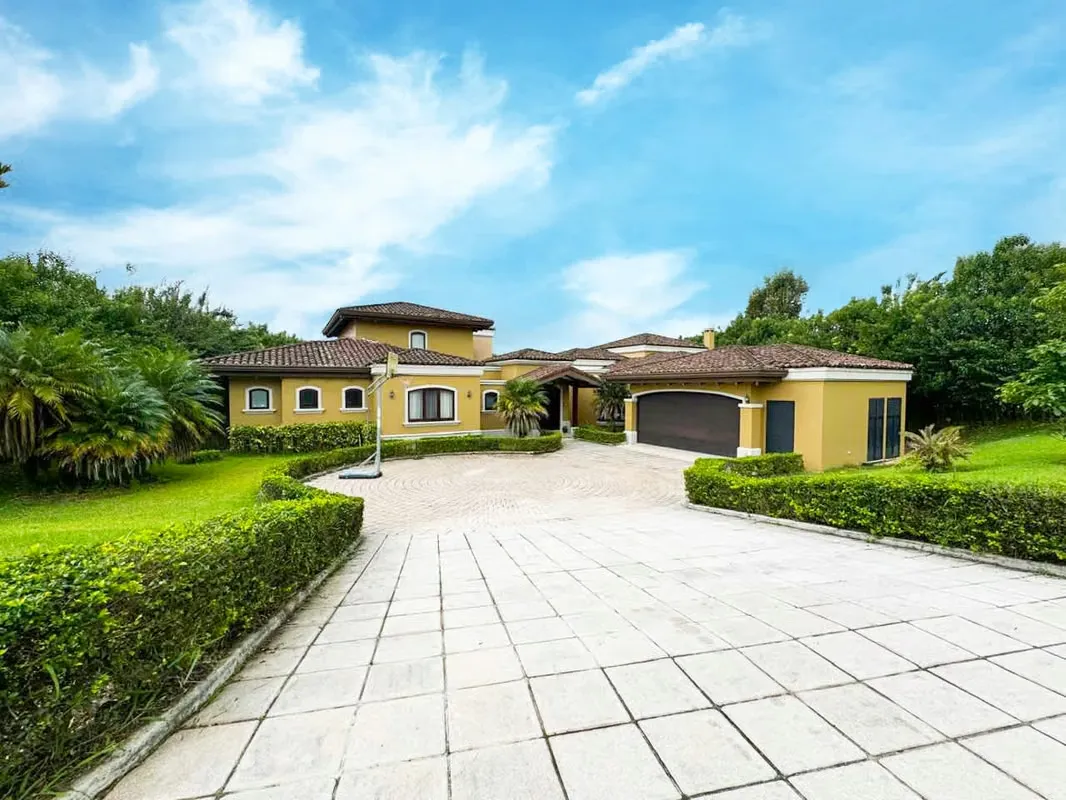Se vende lujosa y amplia Casa de 2 niveles en Monterán (MA).