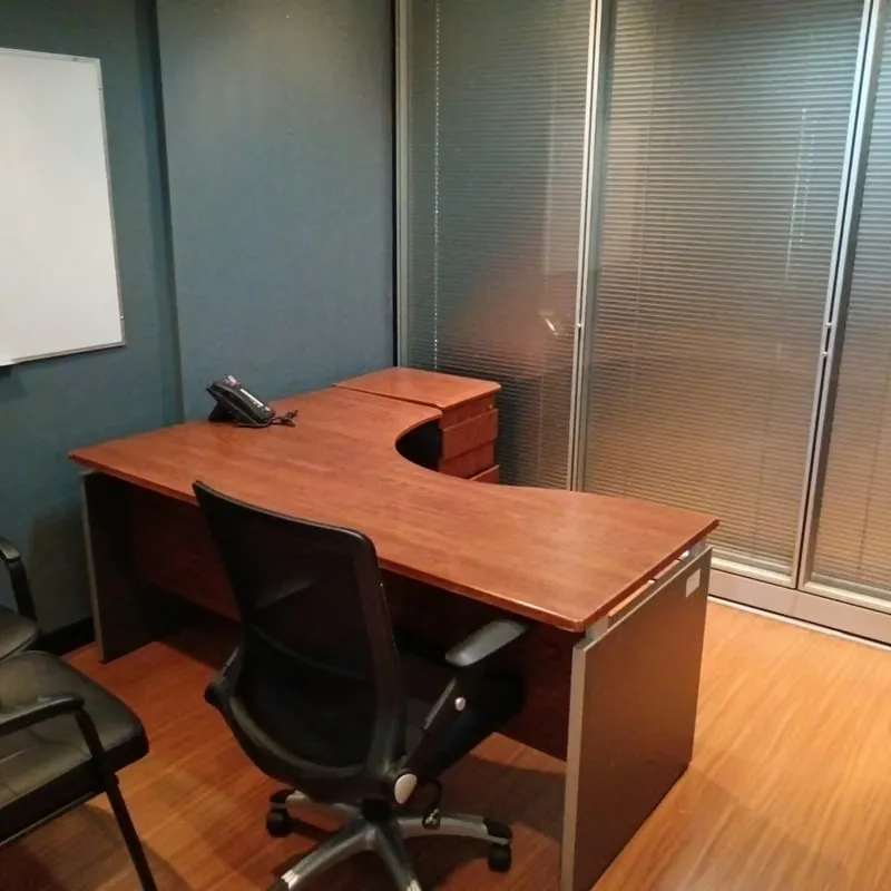 Se comparte espacio para oficina en Curridabat, excelente ubicación y accesibilidad.