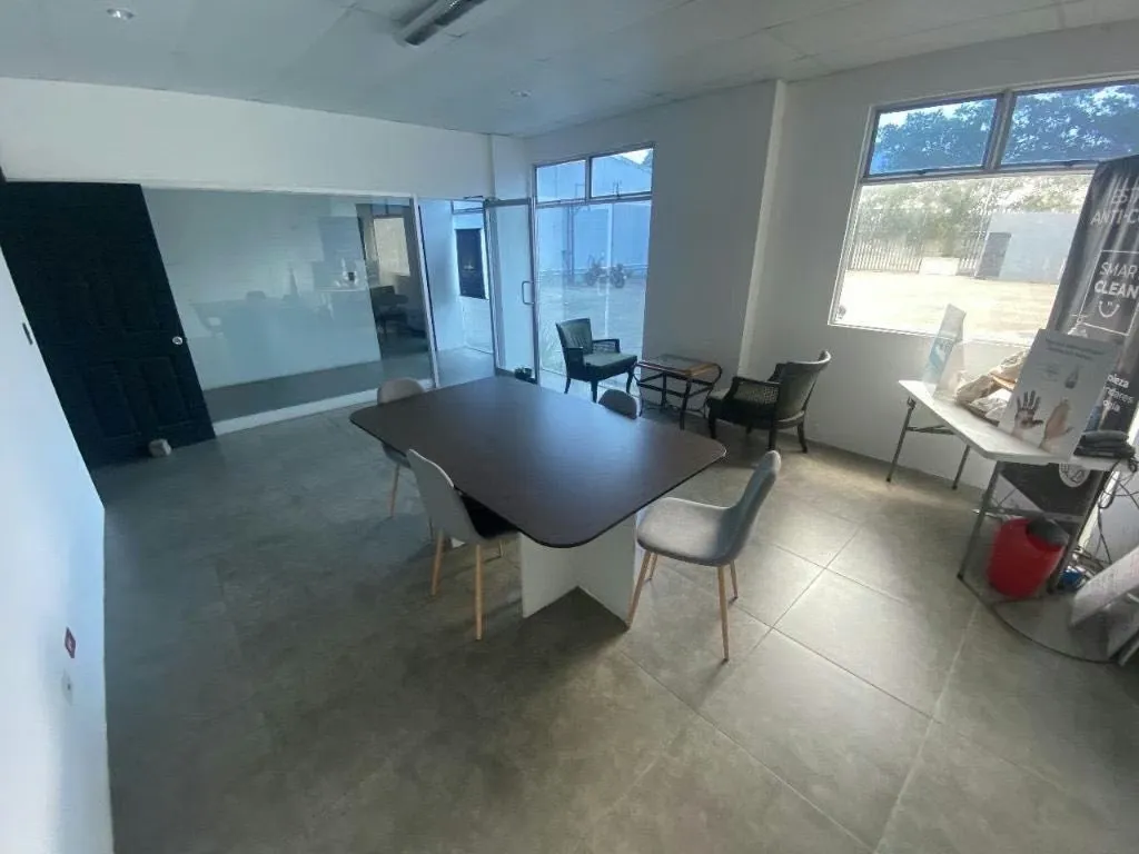 Área construcción: 951m2 + Área de parqueo abierta