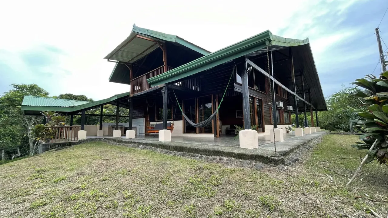Casa amueblada de dos plantas: Primer Piso: cochera para 2 autos y parqueo para 8 autos, sala – comedor, cocina con ...