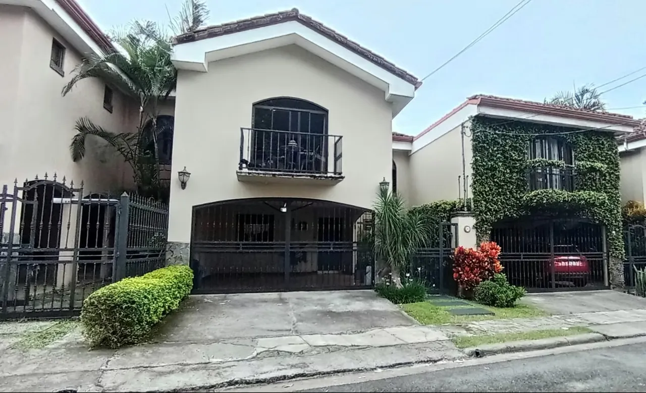 Venta Casa 2 pisos en Residencial con seguridad 24/7 Omega Tres Ríos.