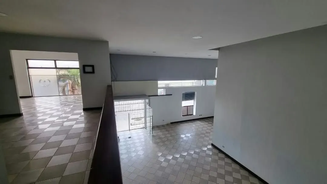 Se alquila amplio local comercial en Barrio Don Bosco, una zona estratégica, segura y de alto tránsito vehicular, ideal para ...