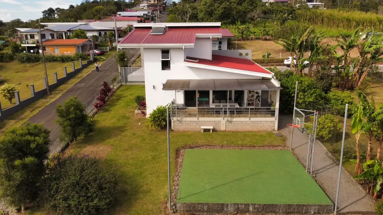 Casa en venta en Naranjo, amueblada, preciosas vistas, cancha básquetbol, estilo moderno