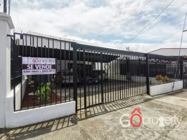Tiene espacio independiente de Oficinas, con sala reuniones, espacio abierto, cocina, baño y terraza.