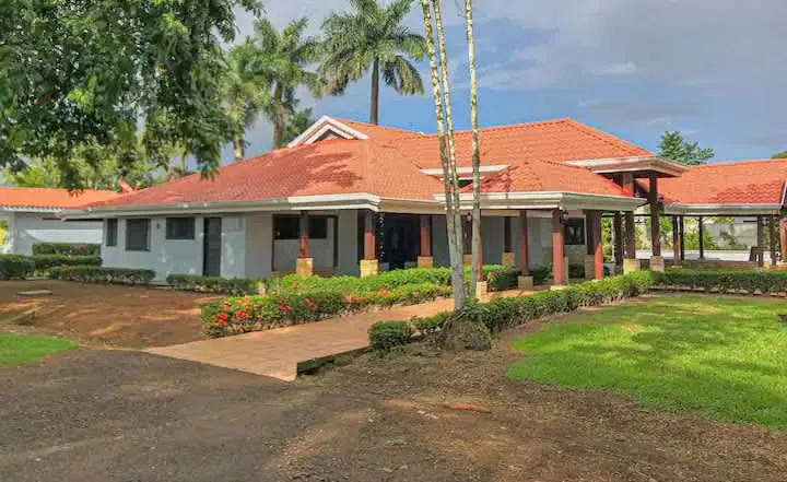 Casa en venta en San Carlos amueblada con amplios espacios rancho, piscina y apartamento