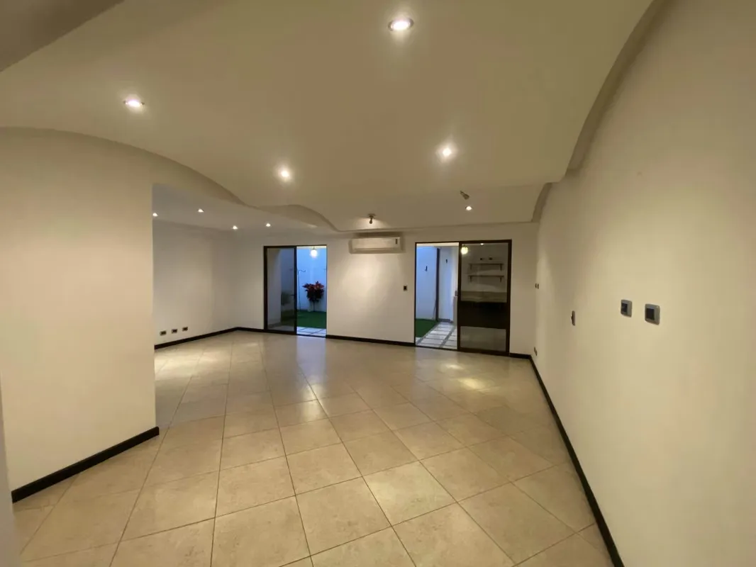La casa se encuentra en un condominio de pocas unidades, muy exclusivo, tranquilo y familiar con ...